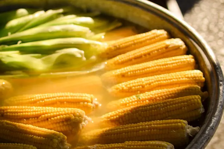 How to cook corn on the cob?